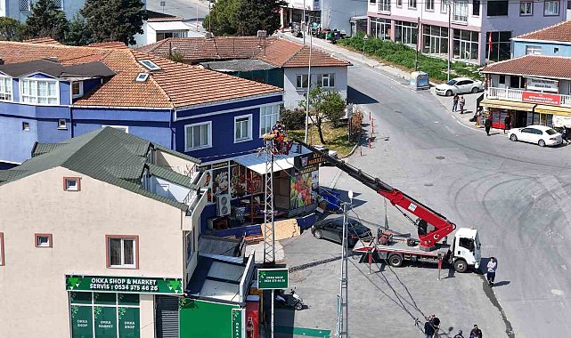 İş yerini "kirletiyor" gerekçesiyle leylek yuvasını kaldırtan esnafa tutanak tutuldu