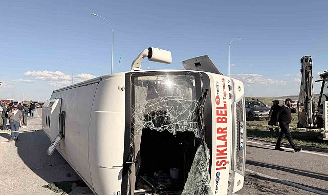 İşçi servisi ile otomobil çarpıştı: 12 yaralı