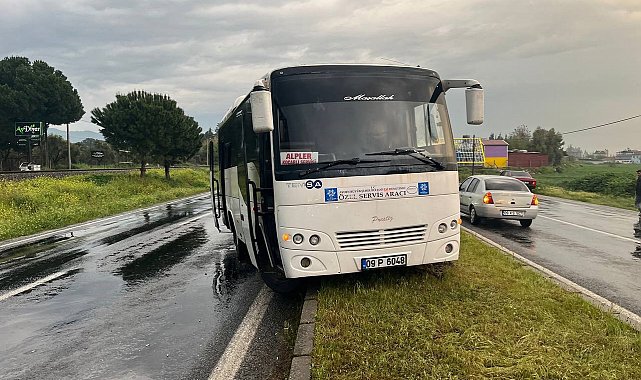 İşçi taşıyan servis aracı orta refüje çıktı