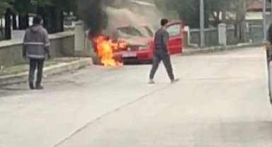 Isparta'da seyir halindeki otomobil aniden alev aldı