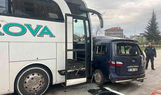 Isparta'da yolcu otobüsüyle hafif ticari araç çarpıştı: 1 ölü, 2 yaralı