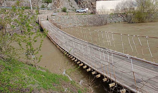 İspir'de halatı kopan tarihi asma köprü tehlike oluşturuyor