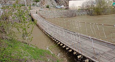 İspir'de halatı kopan tarihi asma köprü tehlike oluşturuyor