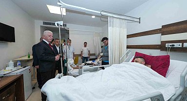 İstanbul Valisi Davut Gül depremde yaralanan vatandaşları hastanede ziyaret etti