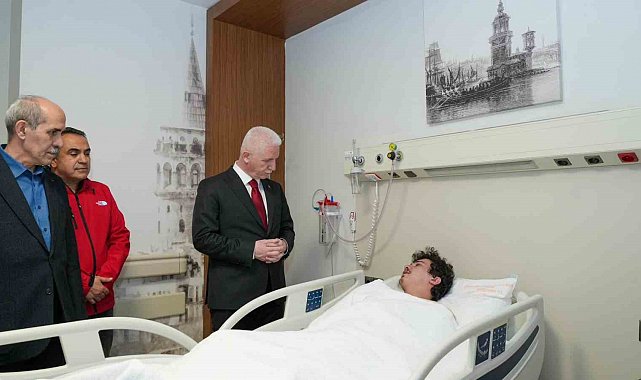 İstanbul Valisi Davut Gül depremde yaralanan vatandaşları ziyaret etti