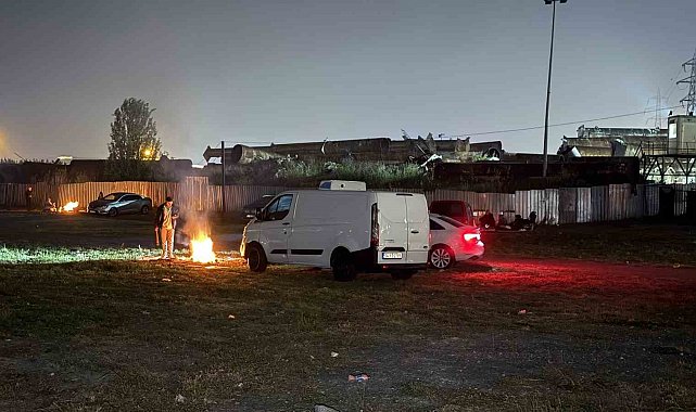 İstanbul'da bazı vatandaşlar deprem endişesiyle geceyi dışarıda geçirmeye devam etti