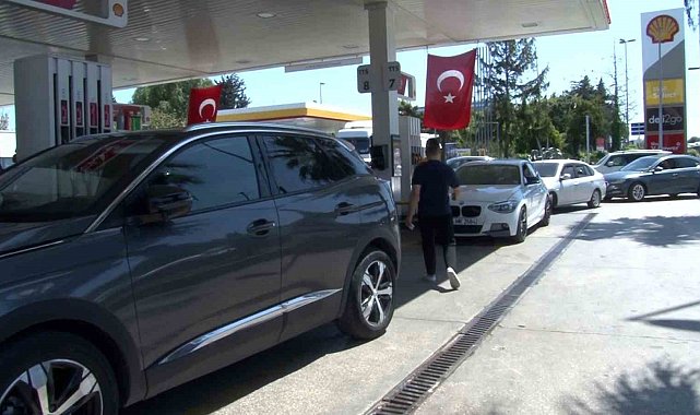 İstanbul'da deprem nedeniyle eve giremeyen vatandaşlar akaryakıt istasyonlarına akın etti