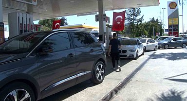 İstanbul'da deprem nedeniyle eve giremeyen vatandaşlar akaryakıt istasyonlarına akın etti