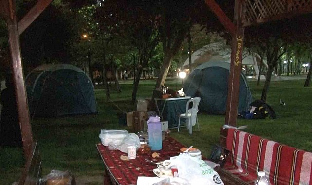 İstanbul'da deprem sonrası 2. gecede de vatandaşlar çadırda kalmaya devam ediyor