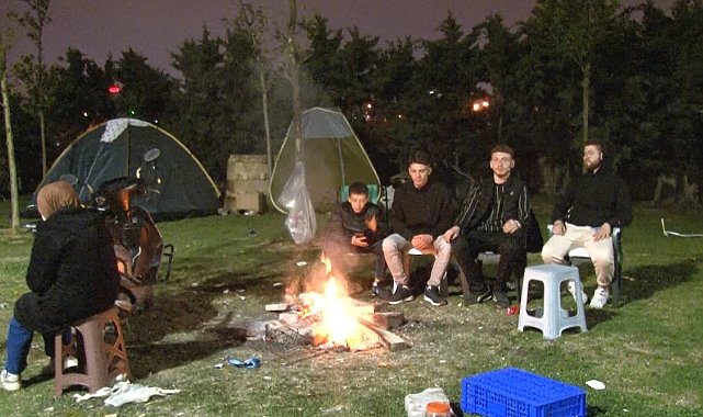 İstanbul'da deprem sonrası dışarıda kalanlar ateş başında ısınmaya çalıştı
