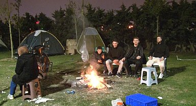 İstanbul'da deprem sonrası dışarıda kalanlar ateş başında ısınmaya çalıştı