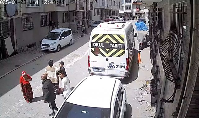 İstanbul'da depremden kaçış kamerada: Park halindeki araçlar böyle sallandı