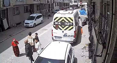 İstanbul'da depremden kaçış kamerada: Park halindeki araçlar böyle sallandı