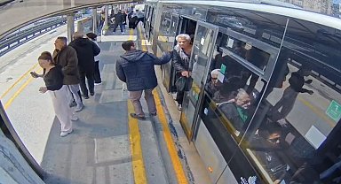 İstanbul'da metrobüste deprem anı: Araç beşik gibi sallandı