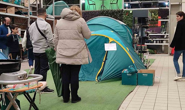 İstanbul'da vatandaşlar çadır satış yerlerine akın etti