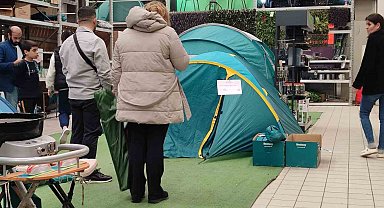 İstanbul'da vatandaşlar çadır satış yerlerine akın etti