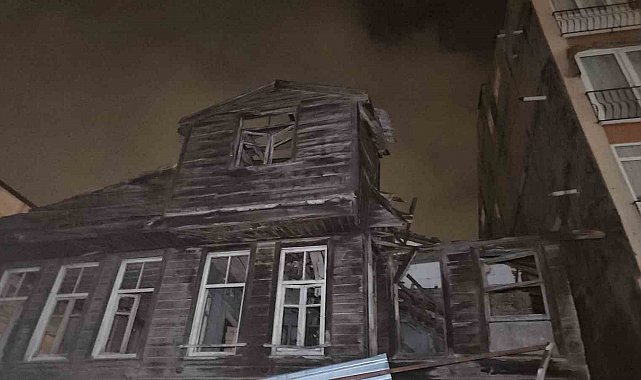 İstanbul'u lodos vurdu: Beyoğlu'nda bina çöktü, Kağıthane'de çatı uçtu