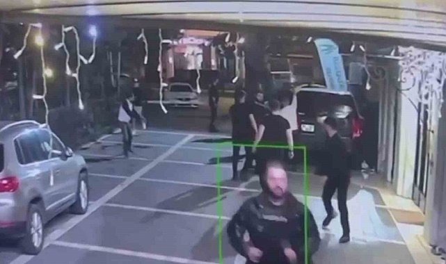 İstanbul'un göbeğinde gece kulübü önünde silahlı çatışma kamerada: 1 ölü, 1 yaralı