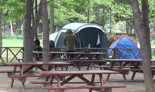 İstanbullular yeni günü çadırlarda uyandı