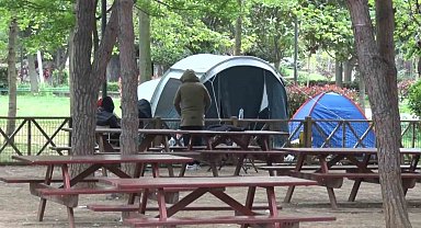 İstanbullular yeni günü çadırlarda uyandı