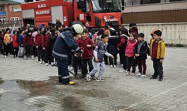 İtfaiye ekiplerinden öğrencilere yangın eğitimi