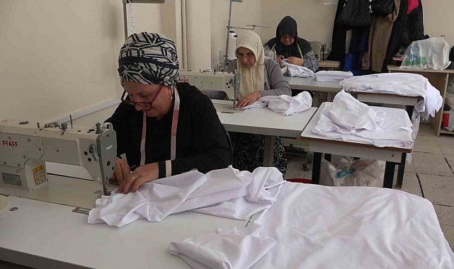 İyidere'de Halk Eğitim Merkezi kursiyerlerinden çocuklara 23 Nisan sürprizi