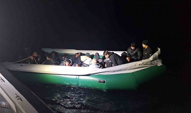 İzmir açıklarında 22 düzensiz göçmen kurtarıldı