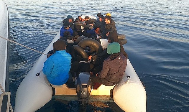 İzmir açıklarında 29 düzensiz göçmen yakalandı