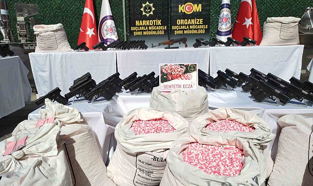 İzmir polisinden 4 gün süren dev operasyon: 1 milyondan fazla uyuşturucu hap ve 437 adet tabanca ele geçirildi