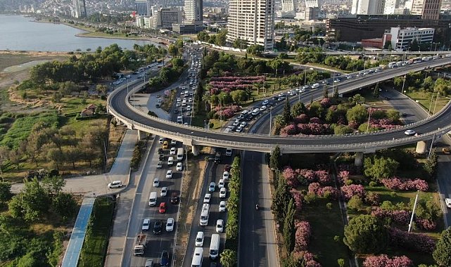 İzmir'de trafiğe kayıtlı araç sayısı 2 milyona dayandı