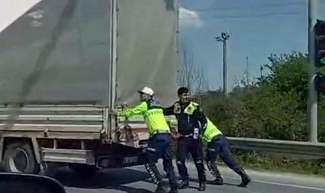 Jandarma arızalanan kamyoneti iterek sürücüye yardım etti