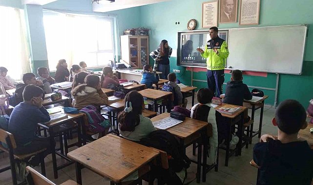 Jandarma ekipleri Bozdoğanlı öğrencileri bilgilendirdi