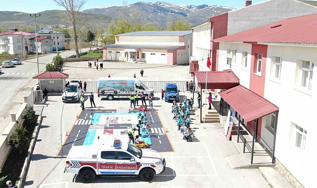 Jandarma ekipleri trafik kurallarını eğlenceye dönüştürerek anlattı