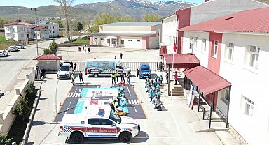 Jandarma ekipleri trafik kurallarını eğlenceye dönüştürerek anlattı