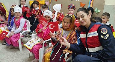 Jandarma'dan miniklere bayram sürprizi