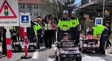 Jandarmadan çocuklara 23 Nisan kutlaması