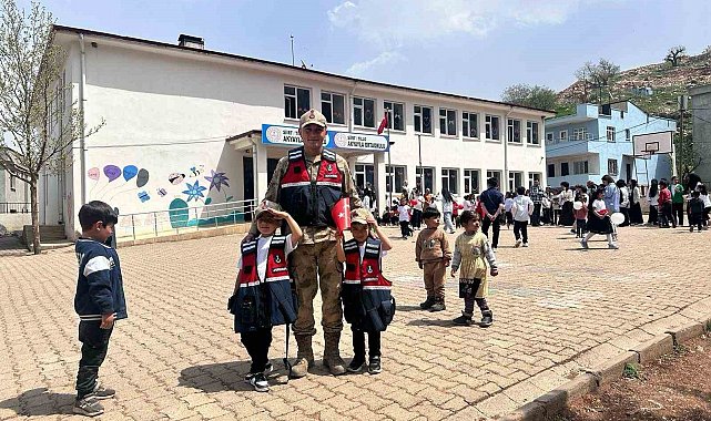 Jandarmadan köy okulu öğrencilerine 23 Nisan sürprizi