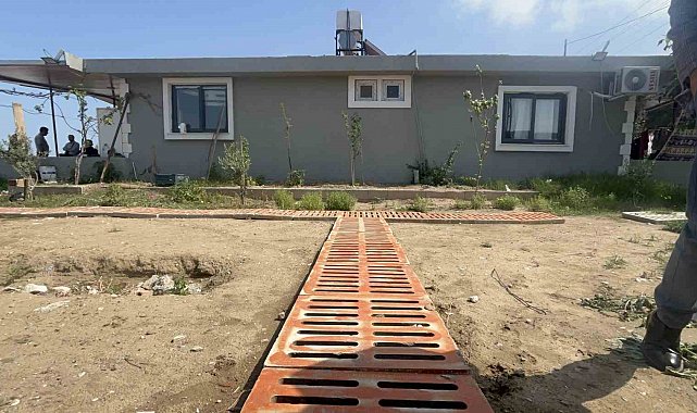 Kaçak yapının yıkımında dekor olarak kullanılan onlarca rögar kapağı dikkat çekti