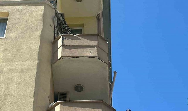 Kadıköy'de balkonu çöken bina mühürlendi