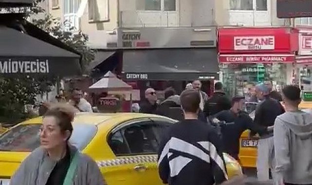 Kadıköy'de esnaf ile taksici arasında bıçaklı kavga: Bıçak çekti, taksinin camını kırdı