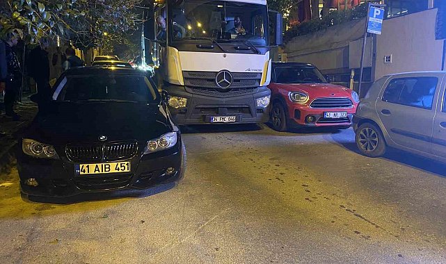 Kadıköy'de hatalı park krizi: Vatandaşlar aracı elleriyle taşıdı