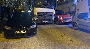 Kadıköy'de hatalı park krizi: Vatandaşlar aracı elleriyle taşıdı