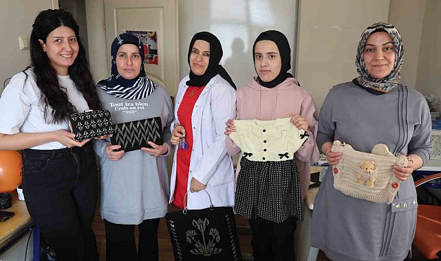 Kadınlar el sanatları kursunda hem sosyalleşiyor hem de öğreniyor