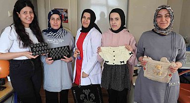Kadınlar el sanatları kursunda hem sosyalleşiyor hem de öğreniyor