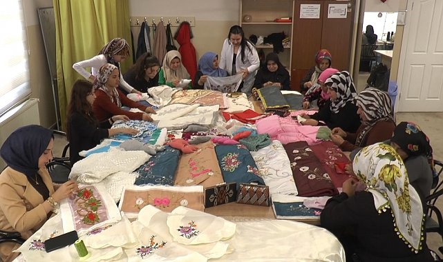 Kadınlar hem meslek öğreniyor hem de aile bütçesine katkı sağlıyor