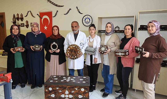 Kadınlar, sedef kakma işlemeciliğinde erkeklere taş çıkarıyor