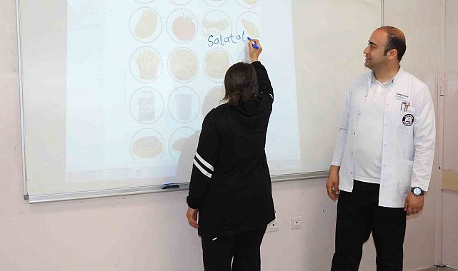 Kadınlar, yıllar sonra okuma-yazma öğrenmenin mutluluğunu yaşıyor