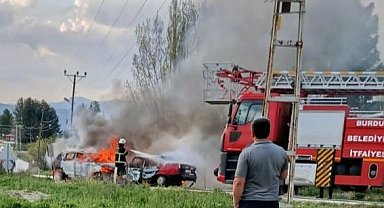 Kafa kafaya çarpışan iki otomobil yanarak hurdaya döndü: 1 ölü, 4 yaralı