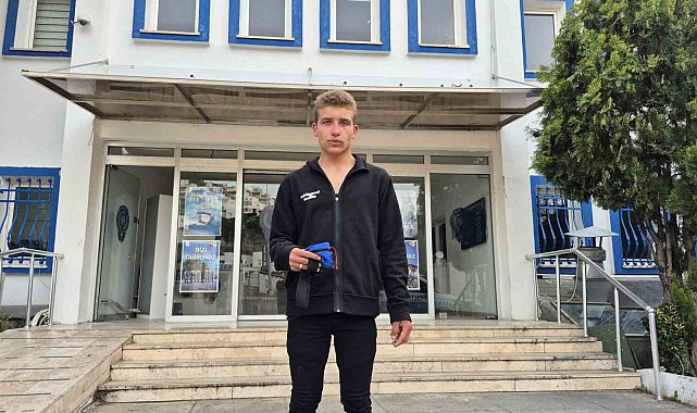 Kağıt toplayıcısı gençten örnek davranış