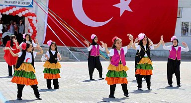 Kahramanmaraş'ta barınma merkezinde 23 Nisan coşkusu